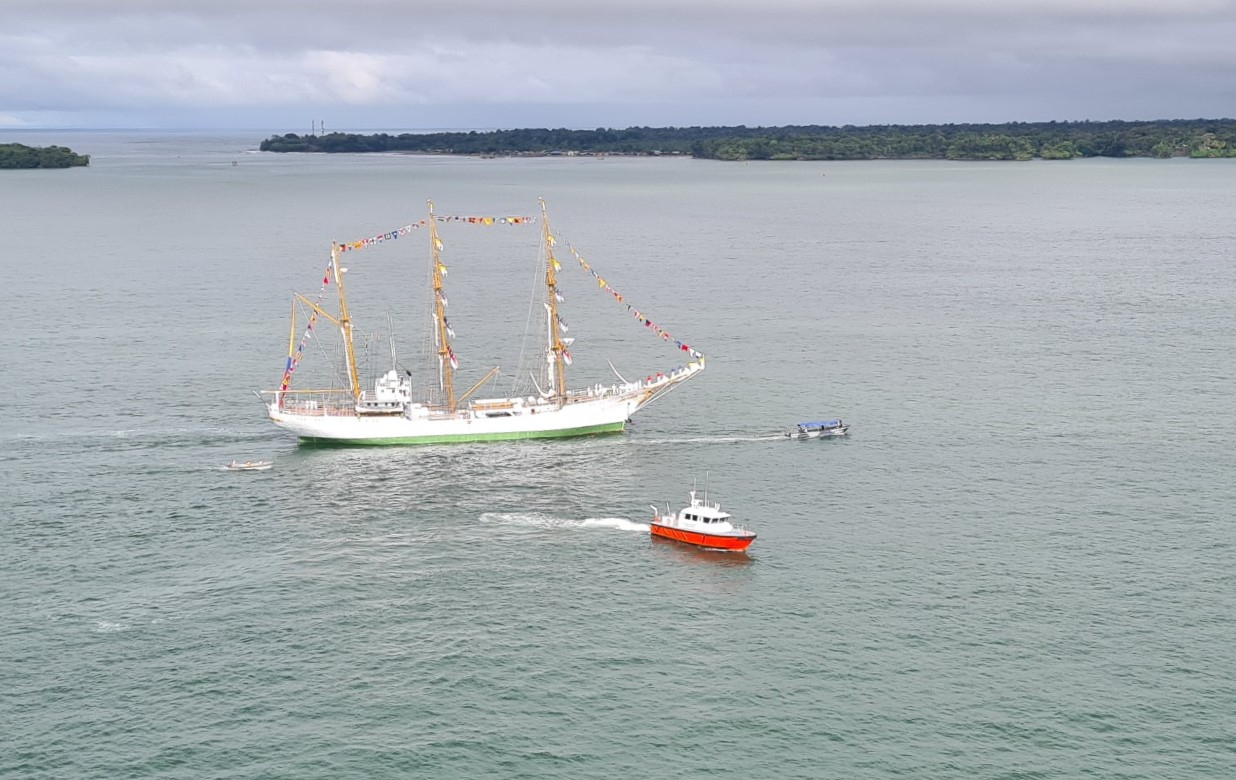 El Buque Escuela ARC Gloria arribó a la Base Naval en bahía de Málaga en el pacífico colombiano