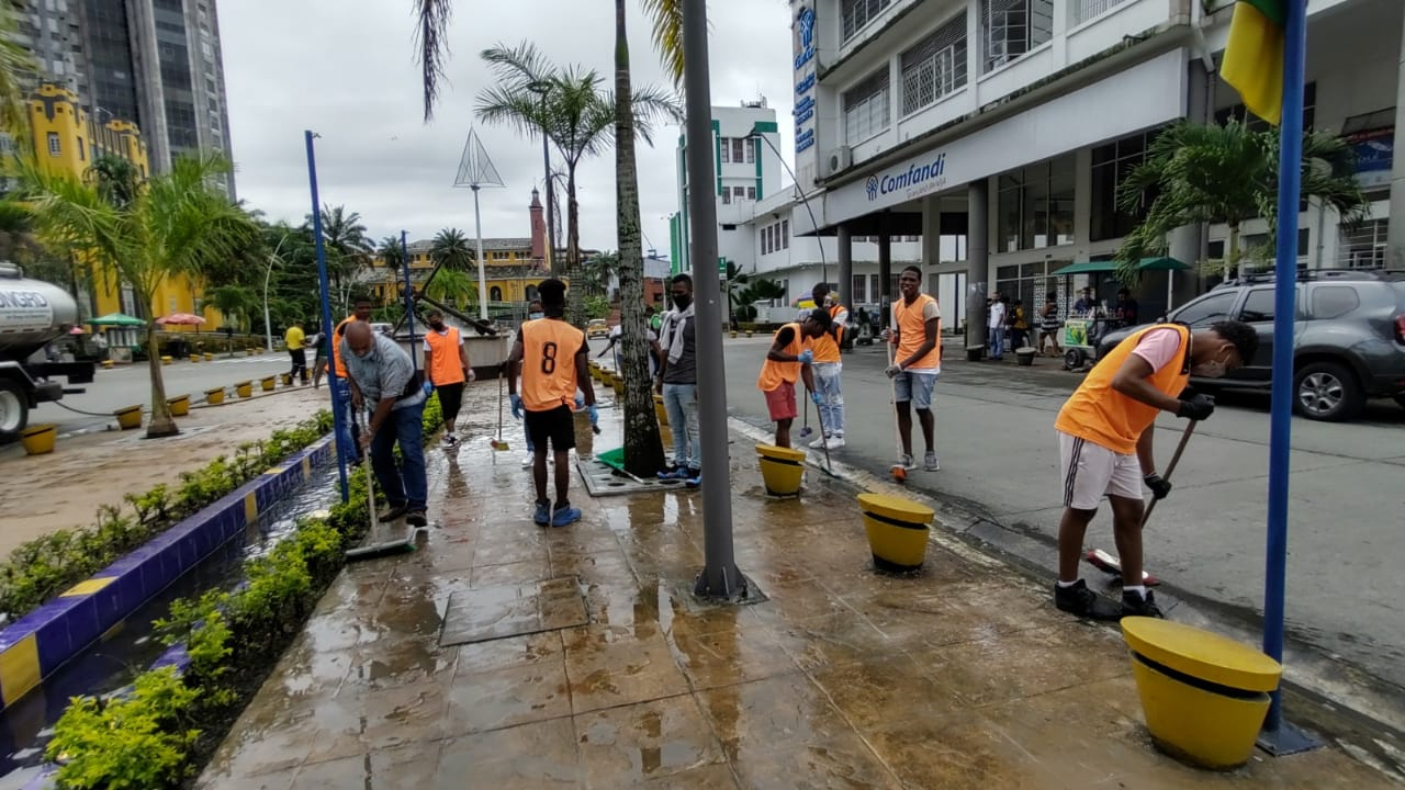 La Gestora Social realizó "Lavatón" en el bulevar de Buenaventura