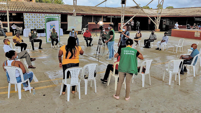 El Alcalde Distrital de Buenaventura dialogó con algunos consejos comunitarios de la carretera Simón Bolívar