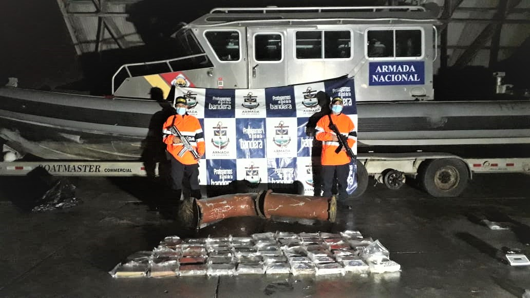 La Armada de Colombia incautó cargamento de cocaína adherido a casco de un buque mercante con destino a Panamá