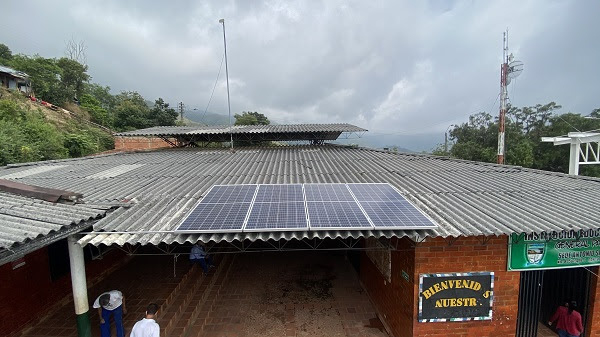 Panel solar iluminó a una escuela de Jamundí