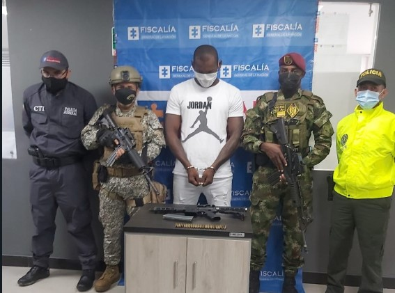 Medida de aseguramiento contra alias el Negro, presunto cabecilla de la banda La Local, por porte ilegal de un fusil M-16  