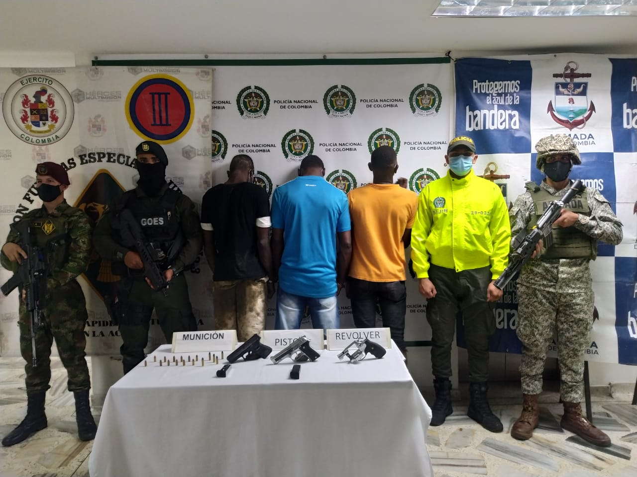 8 presuntos miembros de La Local fueron capturados y además se incautaron 10 armas de fuego, entre estas un fusil AK 47 y 1 subametralladora Mini Uzi