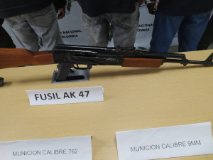 8 presuntos miembros de La Local fueron capturados y además se incautaron 10 armas de fuego, entre estas un fusil AK 47 y 1 subametralladora Mini Uzi