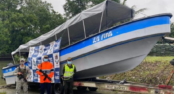 La Armada de Colombia recupera una embarcación hurtada y rescata dos personas en Buenaventura 