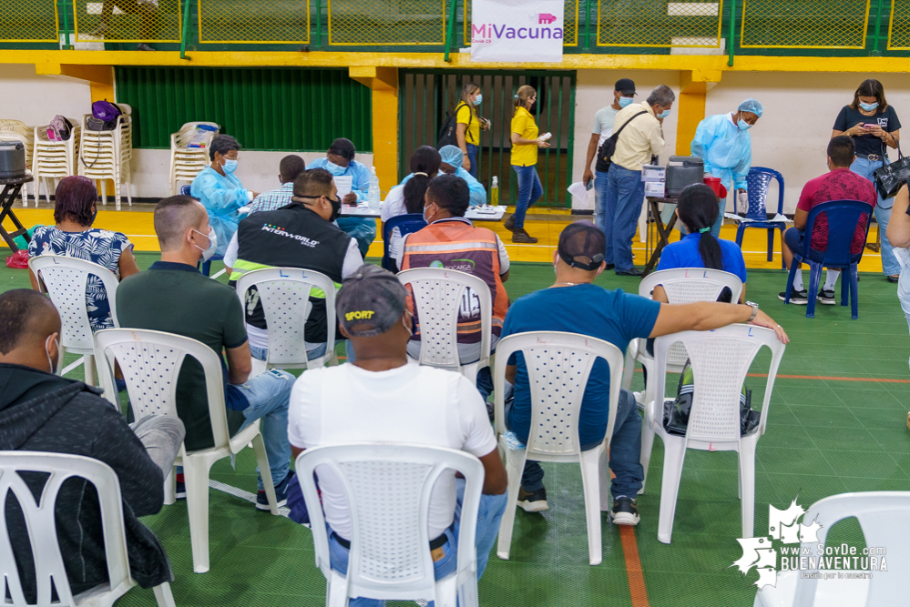 La Secretaría de Salud puso en marcha la vacunación a la población mayor de 18 años en Buenaventura y habilitó en dos megacentros