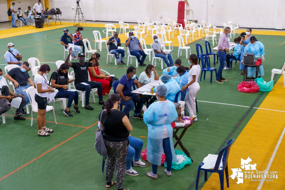 La Secretaría de Salud puso en marcha la vacunación a la población mayor de 18 años en Buenaventura y habilitó en dos megacentros