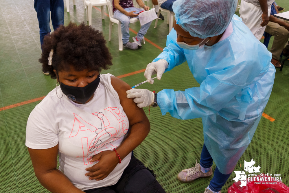 La Secretaría de Salud puso en marcha la vacunación a la población mayor de 18 años en Buenaventura y habilitó en dos megacentros