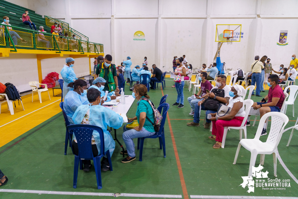 La Secretaría de Salud puso en marcha la vacunación a la población mayor de 18 años en Buenaventura y habilitó en dos megacentros