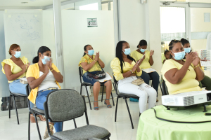 11 mujeres cabezas de hogar de las zonas vulnerables de Buenaventura se graduaron del programa de fortalecimiento empresarial Tura Emprende