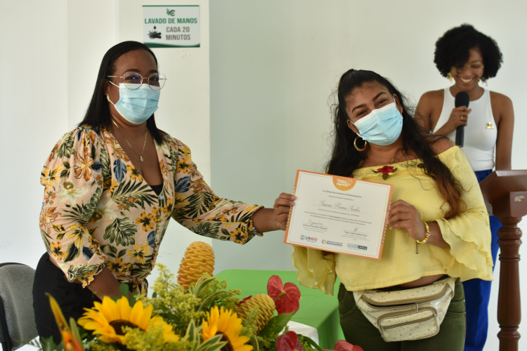 11 mujeres cabezas de hogar de las zonas vulnerables de Buenaventura se graduaron del programa de fortalecimiento empresarial Tura Emprende