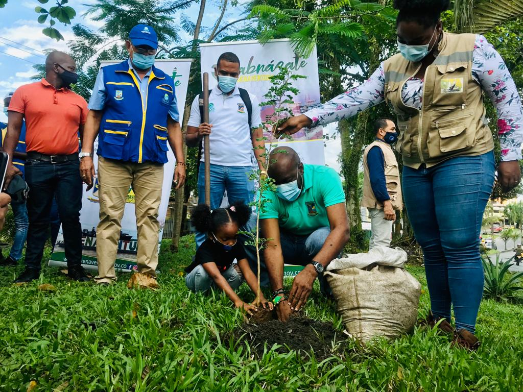 Con la siembra de árboles, la Campaña Abrázate a Buenaventura continúa acercándose a la comunidad 