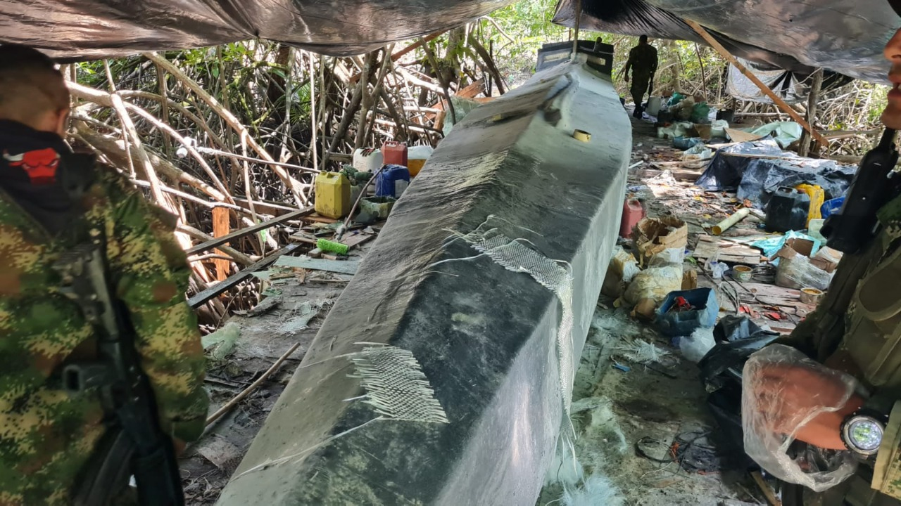 Hallan semisumergible al interior de un astillero artesanal en la costa pacífica caucana