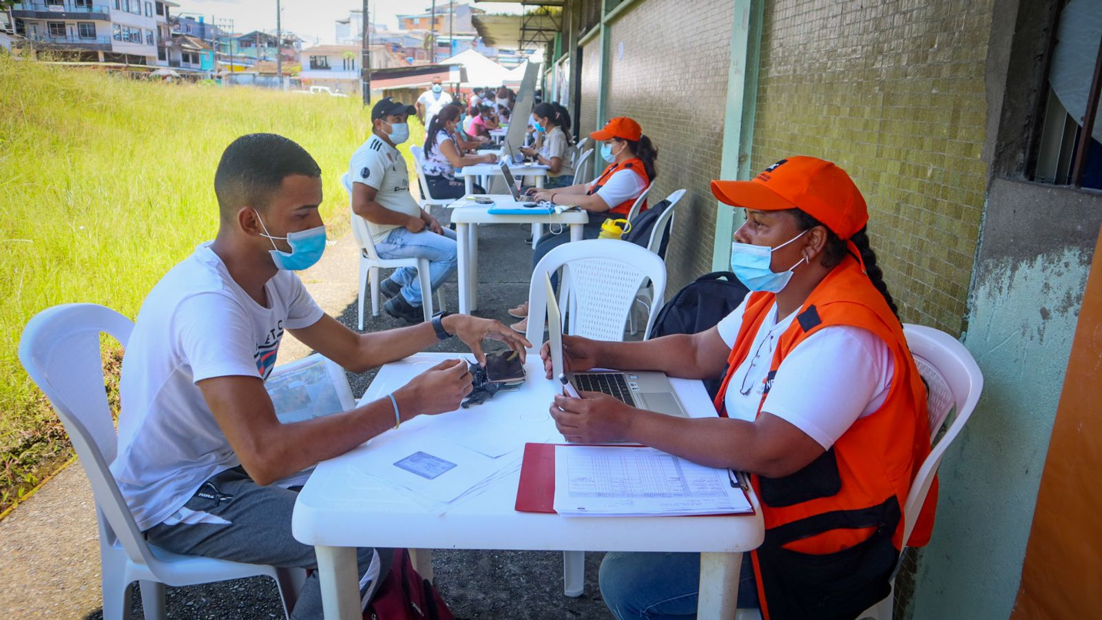 Con apoyo de la Alcaldía Distrital de Buenaventura, venezolanos buscan legalizar su estadía en el país