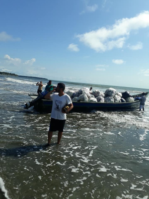 Jóvenes de Buenaventura reciclan material para construir casas