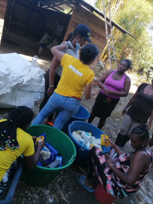 Jóvenes de Buenaventura reciclan material para construir casas