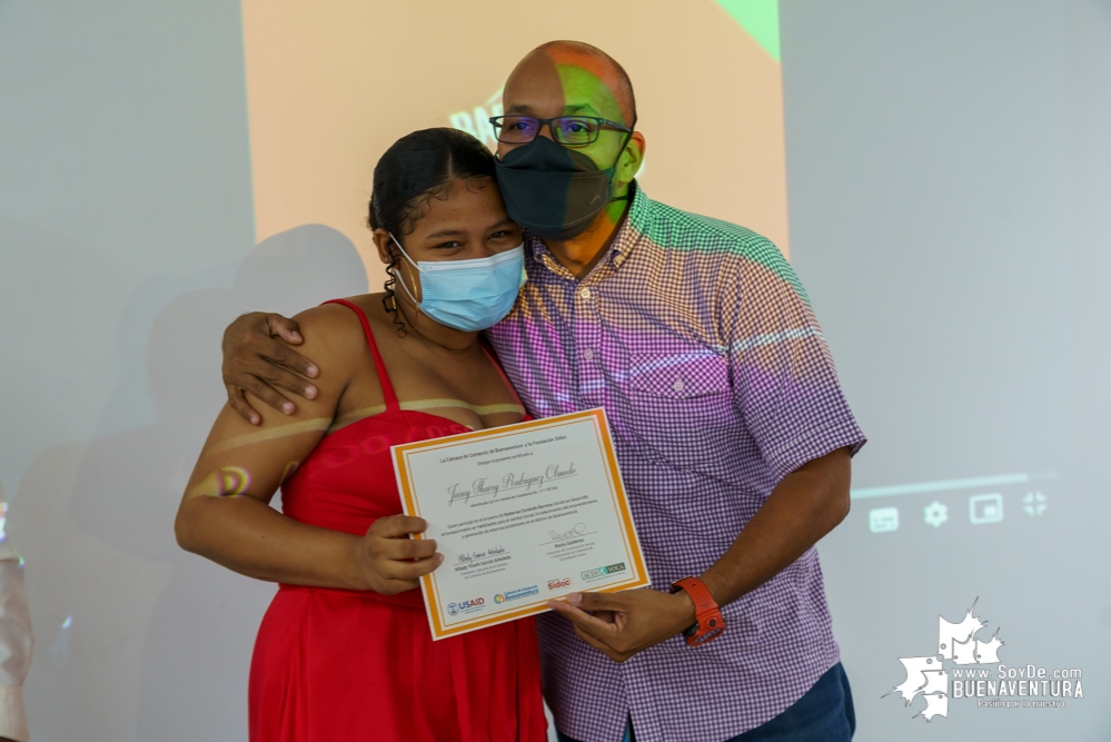 Se certificaron 20 emprendedores del sector Peluquero y Barbero del programa Jóvenes Resilientes en el Distrito de Buenaventura