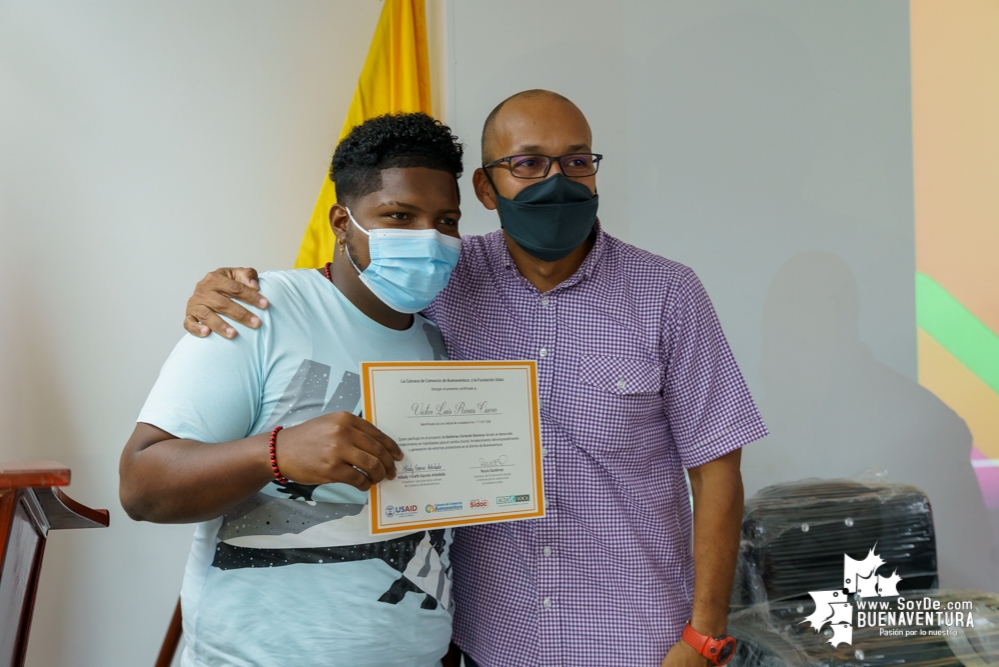 Se certificaron 20 emprendedores del sector Peluquero y Barbero del programa Jóvenes Resilientes en el Distrito de Buenaventura