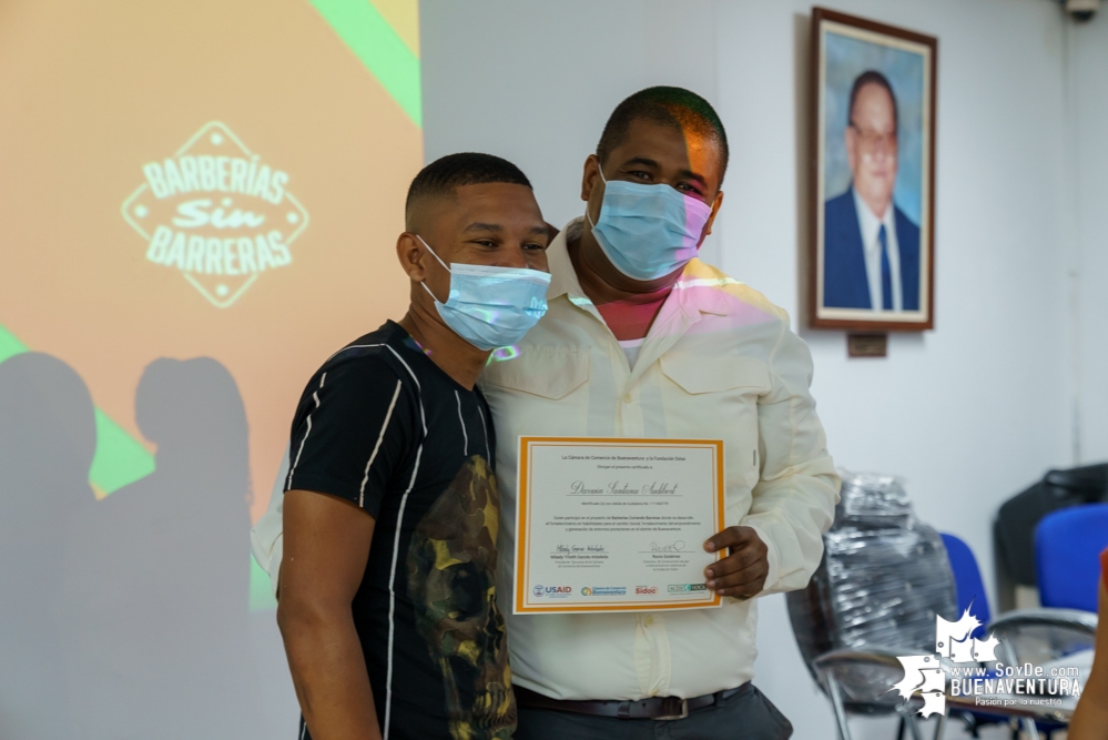 Se certificaron 20 emprendedores del sector Peluquero y Barbero del programa Jóvenes Resilientes en el Distrito de Buenaventura