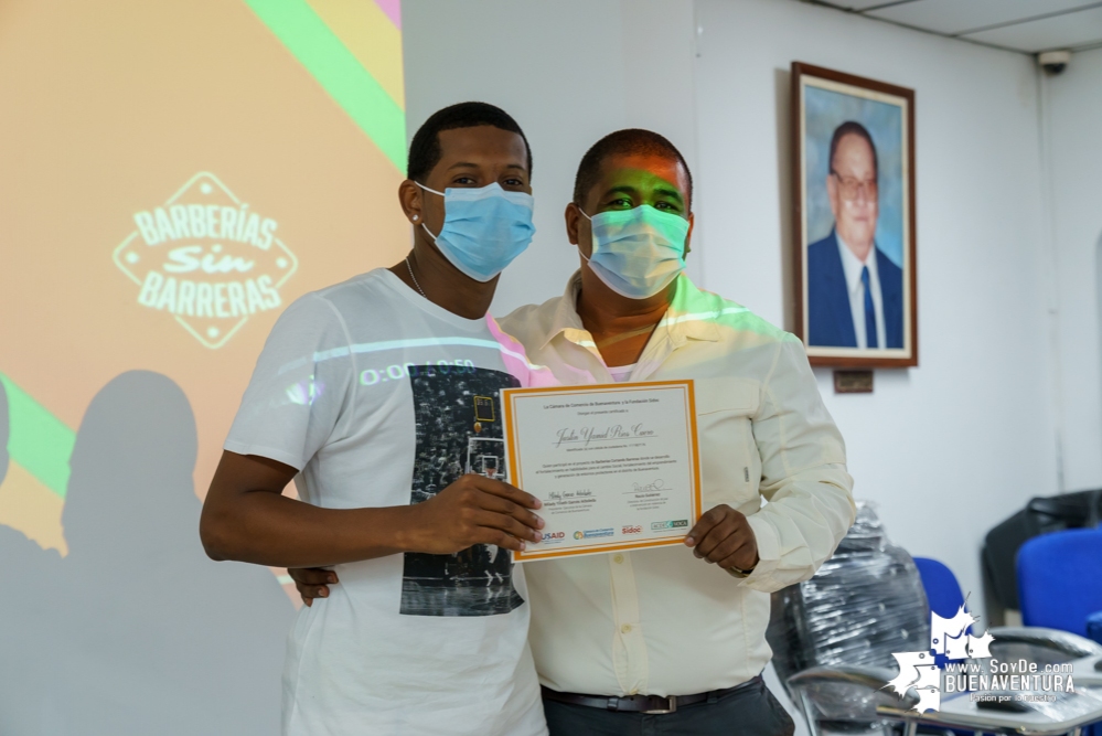 Se certificaron 20 emprendedores del sector Peluquero y Barbero del programa Jóvenes Resilientes en el Distrito de Buenaventura