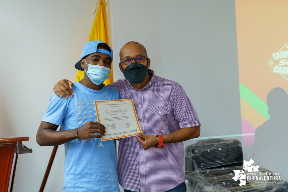 Se certificaron 20 emprendedores del sector Peluquero y Barbero del programa Jóvenes Resilientes en el Distrito de Buenaventura