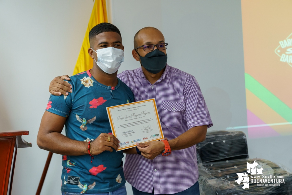 Se certificaron 20 emprendedores del sector Peluquero y Barbero del programa Jóvenes Resilientes en el Distrito de Buenaventura