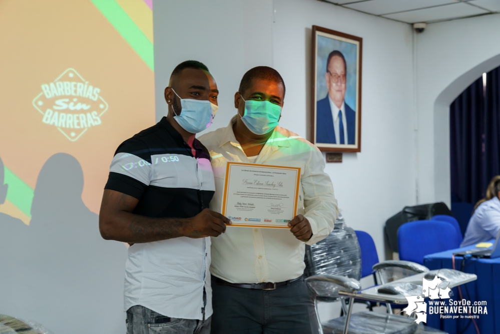 Se certificaron 20 emprendedores del sector Peluquero y Barbero del programa Jóvenes Resilientes en el Distrito de Buenaventura