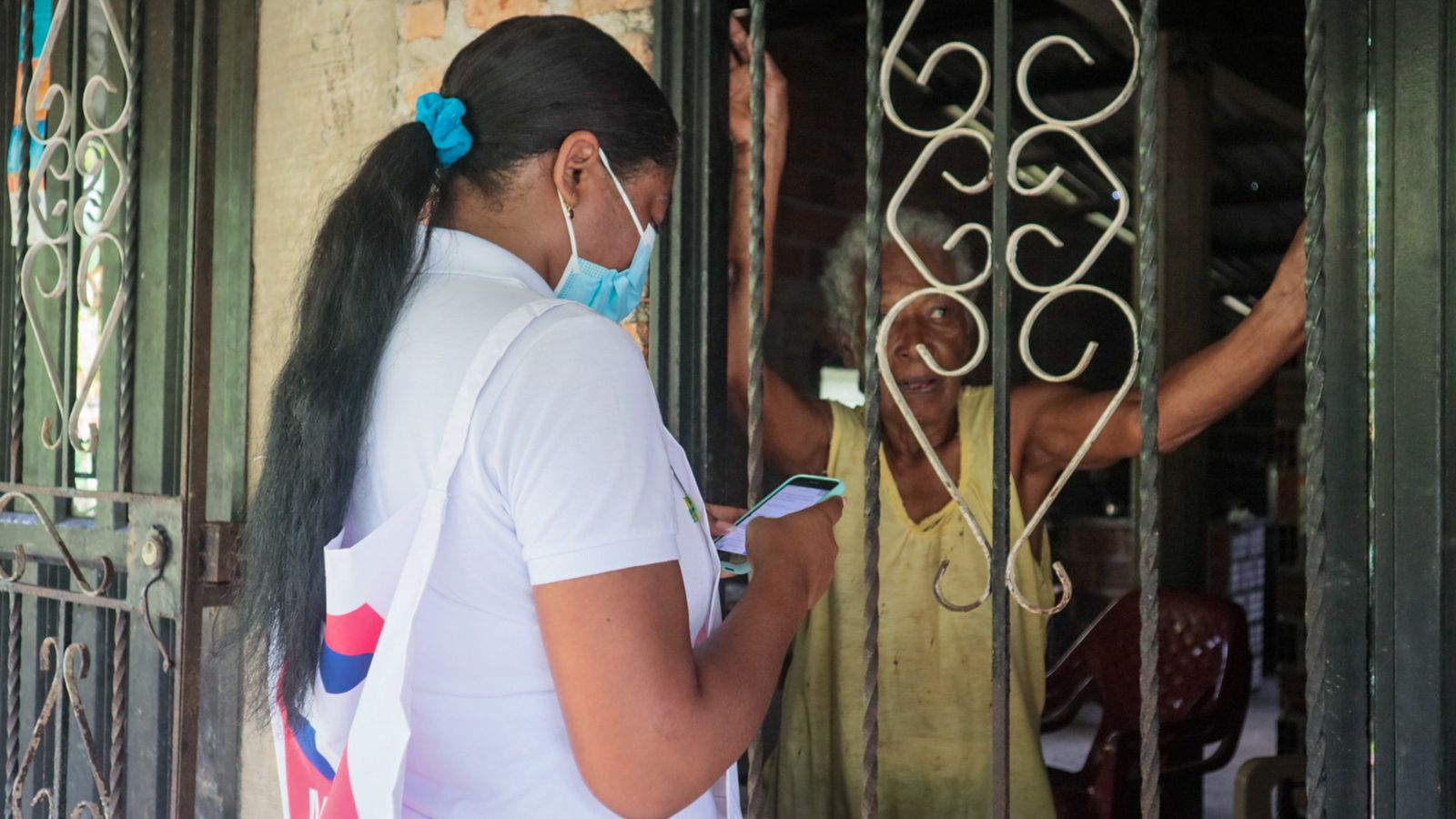 Vacunadoras llegan casa a casa para inmunizar a la población de Buenaventura