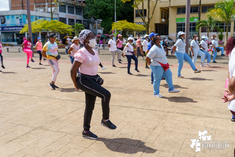 Con rumbaterapia se realizó en Buenaventura el Domingo Rosa para conmemorar el Día Mundial de la Lucha contra el cáncer de seno 