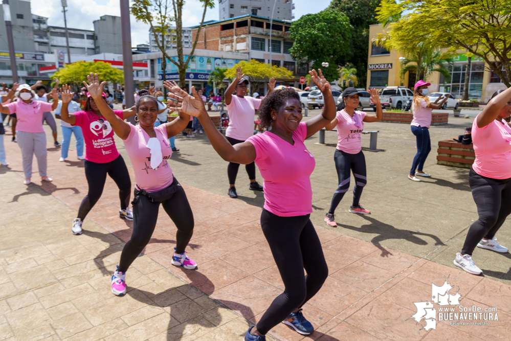 Con rumbaterapia se realizó en Buenaventura el Domingo Rosa para conmemorar el Día Mundial de la Lucha contra el cáncer de seno 