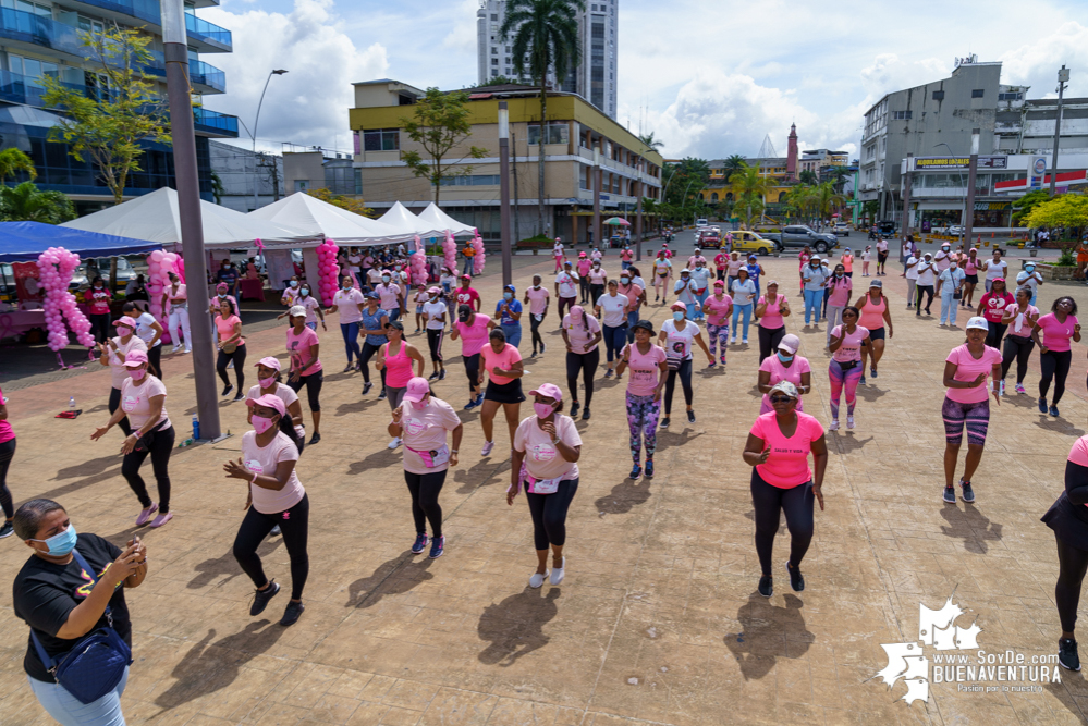 Con rumbaterapia se realizó en Buenaventura el Domingo Rosa para conmemorar el Día Mundial de la Lucha contra el cáncer de seno 