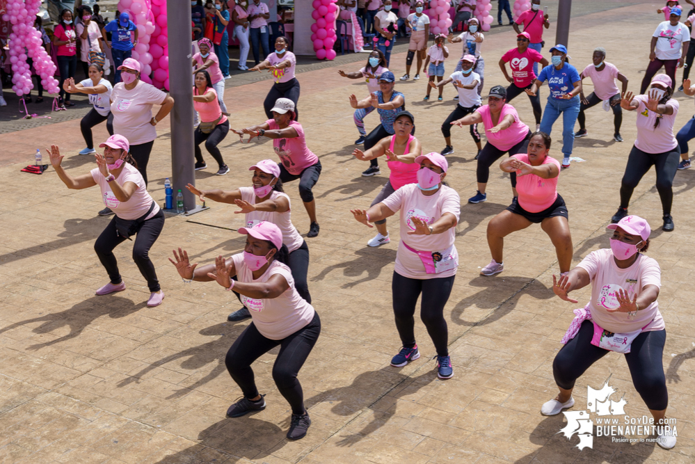 Con rumbaterapia se realizó en Buenaventura el Domingo Rosa para conmemorar el Día Mundial de la Lucha contra el cáncer de seno 