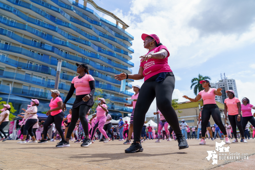 Con rumbaterapia se realizó en Buenaventura el Domingo Rosa para conmemorar el Día Mundial de la Lucha contra el cáncer de seno 