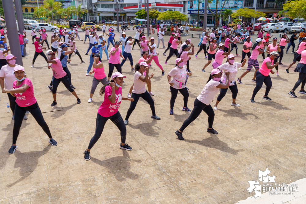 Con rumbaterapia se realizó en Buenaventura el Domingo Rosa para conmemorar el Día Mundial de la Lucha contra el cáncer de seno 