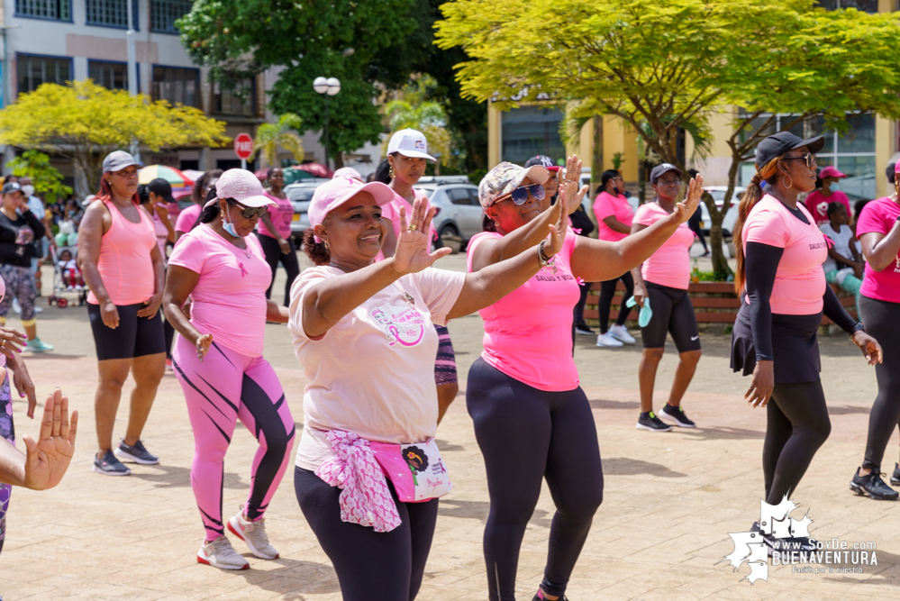 Con rumbaterapia se realizó en Buenaventura el Domingo Rosa para conmemorar el Día Mundial de la Lucha contra el cáncer de seno 