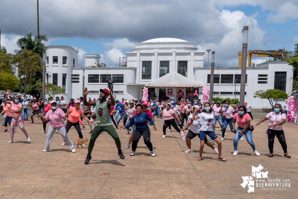 Con rumbaterapia se realizó en Buenaventura el Domingo Rosa para conmemorar el Día Mundial de la Lucha contra el cáncer de seno 