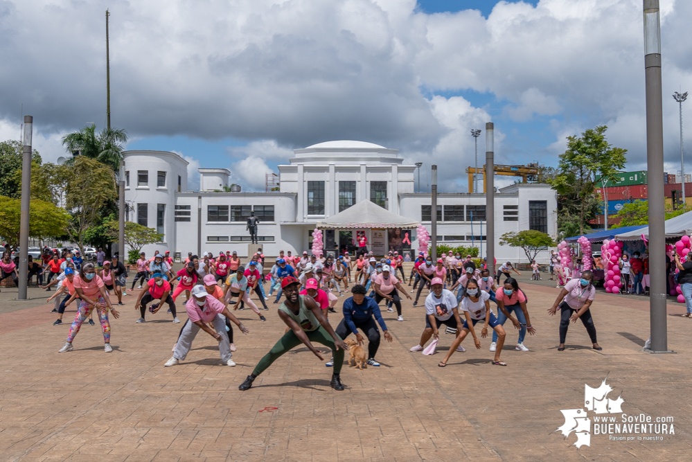 Con rumbaterapia se realizó en Buenaventura el Domingo Rosa para conmemorar el Día Mundial de la Lucha contra el cáncer de seno 