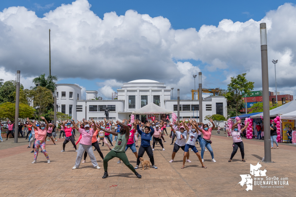 Con rumbaterapia se realizó en Buenaventura el Domingo Rosa para conmemorar el Día Mundial de la Lucha contra el cáncer de seno 