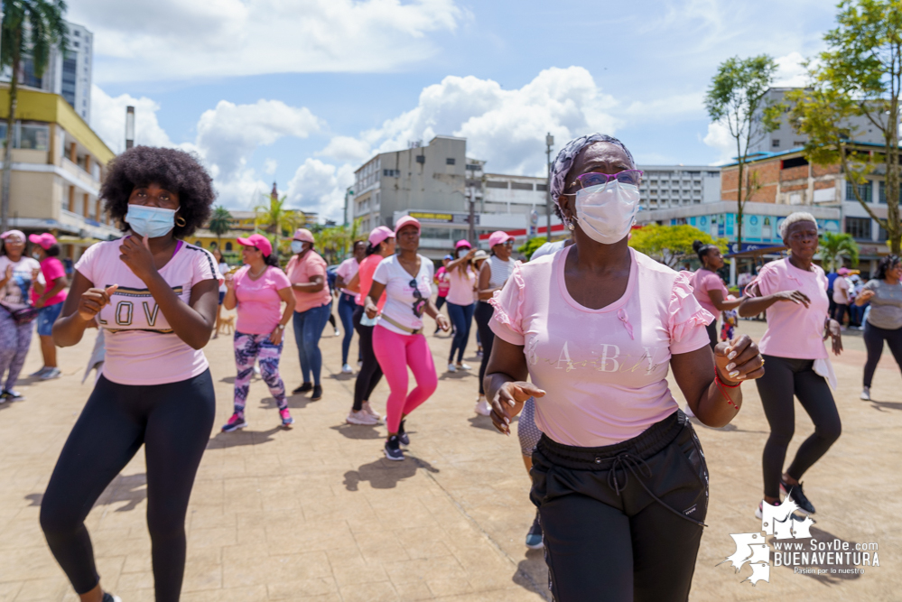 Con rumbaterapia se realizó en Buenaventura el Domingo Rosa para conmemorar el Día Mundial de la Lucha contra el cáncer de seno 