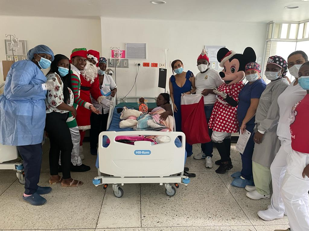 Entregan regalos a niños que pasarán esta Navidad 2021 en habitaciones del Hospital Distrital Luis Ablanque de la Plata