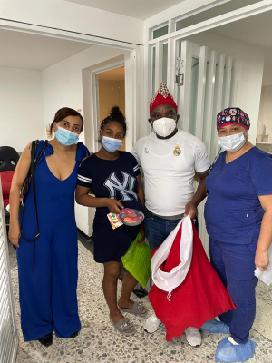 Entregan regalos a niños que pasarán esta Navidad 2021 en habitaciones del Hospital Distrital Luis Ablanque de la Plata