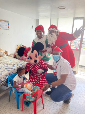 Entregan regalos a niños que pasarán esta Navidad 2021 en habitaciones del Hospital Distrital Luis Ablanque de la Plata