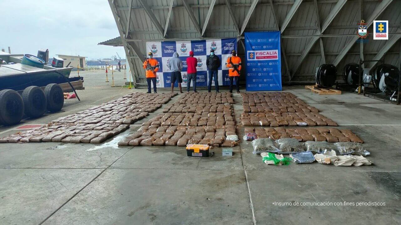 Detención intramuros para dos hombres que al parecer transportaban 750 kilos de marihuana en una lancha langostera  