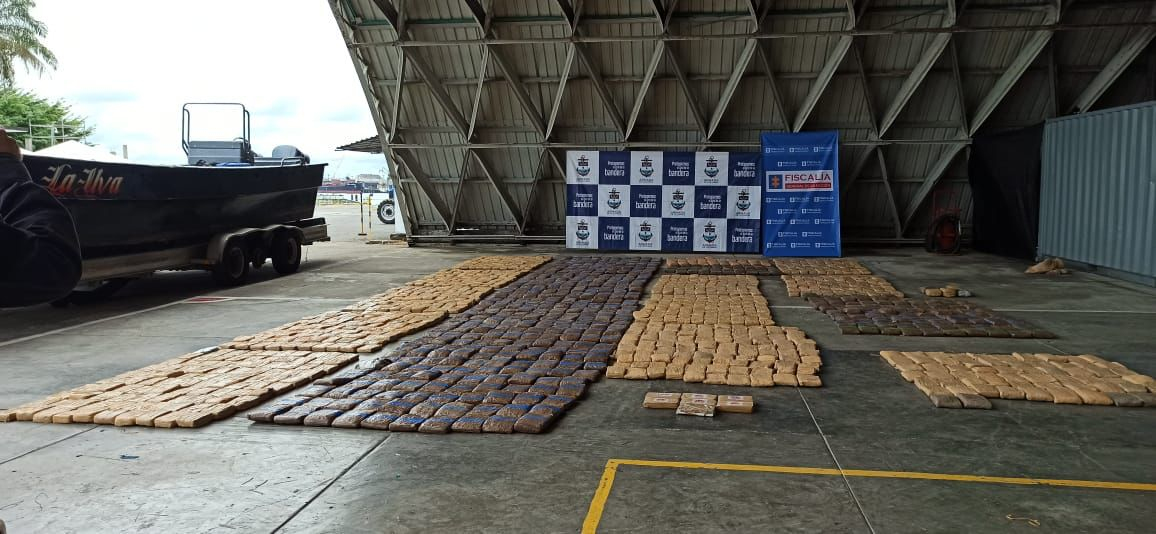 Capturadas siete personas transportando 2 toneladas de estupefacientes en dos lanchas en el pacífico colombiano