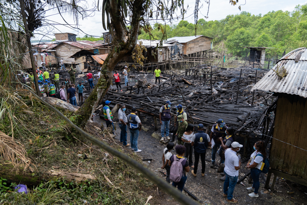 La Alcaldía Distrital de Buenaventura hizo presencia en el barrio San José luego de incendio que consumió 7 viviendas