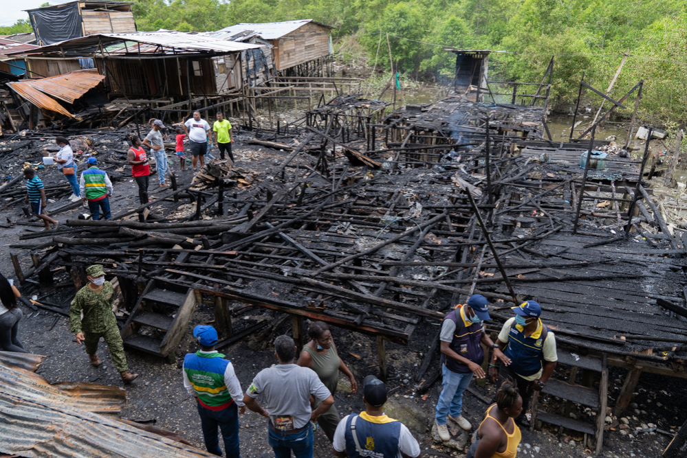 La Alcaldía Distrital de Buenaventura hizo presencia en el barrio San José luego de incendio que consumió 7 viviendas