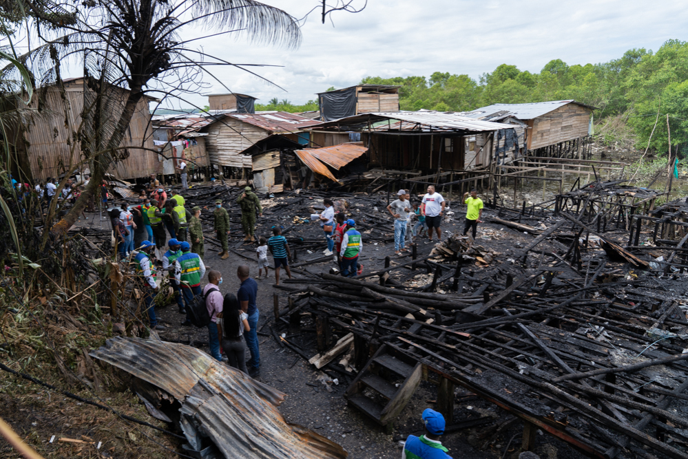 La Alcaldía Distrital de Buenaventura hizo presencia en el barrio San José luego de incendio que consumió 7 viviendas