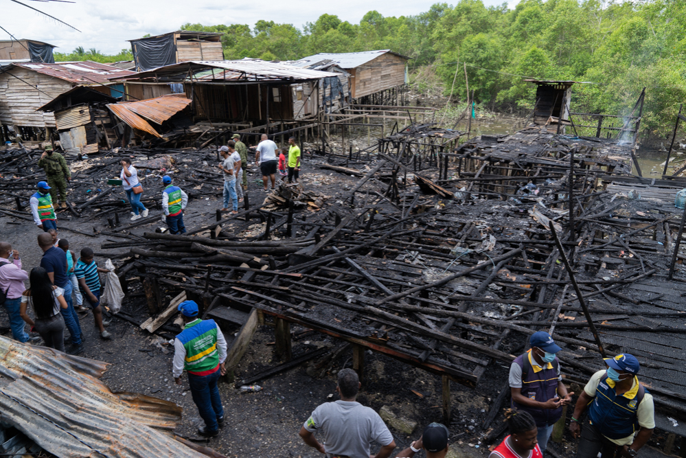 La Alcaldía Distrital de Buenaventura hizo presencia en el barrio San José luego de incendio que consumió 7 viviendas