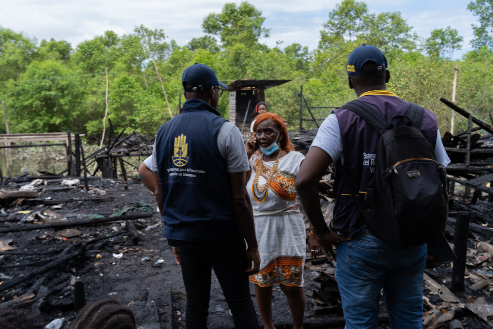 La Alcaldía Distrital de Buenaventura hizo presencia en el barrio San José luego de incendio que consumió 7 viviendas