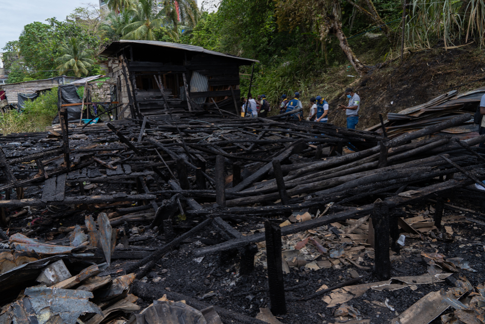 La Alcaldía Distrital de Buenaventura hizo presencia en el barrio San José luego de incendio que consumió 7 viviendas